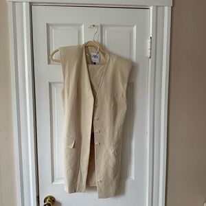 Zara beige vest
Never worn and NWT
Size small
Padded shoulders